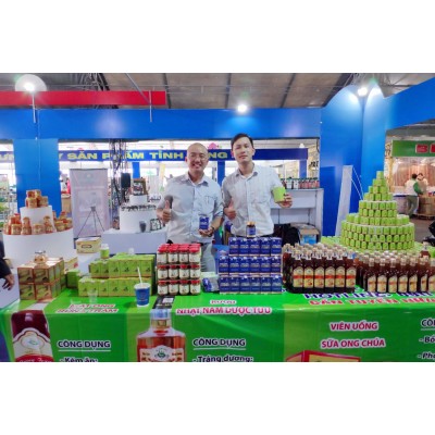 Khách hàng ủng hộ sản phẩm của Chandif tại hội chợ triển lãm